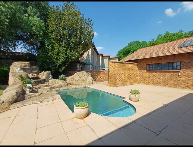 4 BEDROOM HOUSE FOR SALE IN DERSLEY